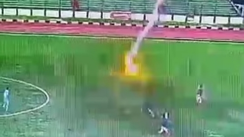인도네시아 축구 선수, 경기 도중 벼락 맞아 사망