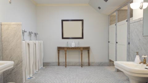 학교 화장실서 소변보는 친구 훔쳐본 중학생…‘학폭’ 처분