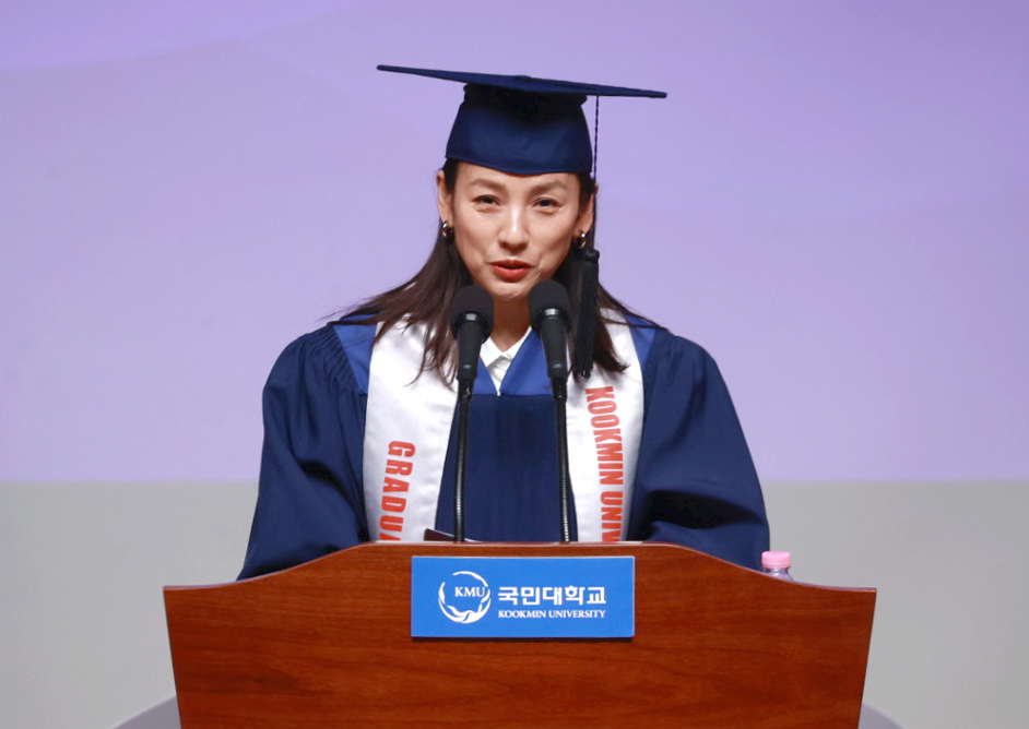 이효리, 국민대 졸업식 축사 "올바른 길로 인도하는 건 나 자신"