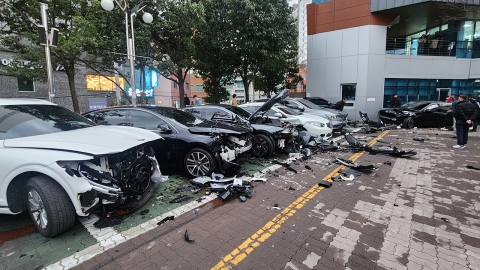 구청 주차장 진입하더니 '쾅쾅쾅'…건물 들이받고 겨우 멈춰