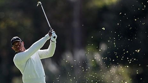 10개월 만에 복귀한 우즈, 머리부터 발 끝까지 다 바꿨네