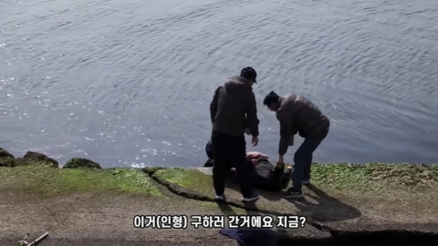 인형을 아기로 착각…겨울 바다에 뛰어든 청년 미담