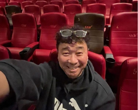 강원래, 휠체어 출입 거부 극장 재방문..."'건국전쟁' 잘 봤다"