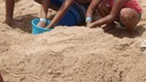 美 해변서 놀던 7세 아동, 모래구덩이 무너져 사망 