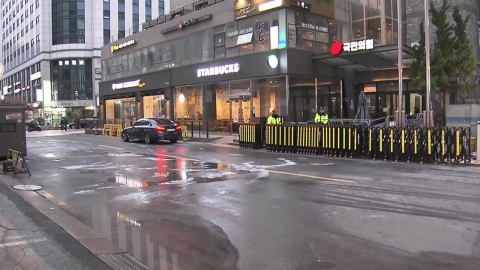 與 공천 탈락자, 당사 앞에서 분신 시도...경찰에 제압