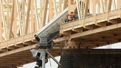 사람도 트럭도 다리 난간에 대롱대롱...영화 같은 구출 작전