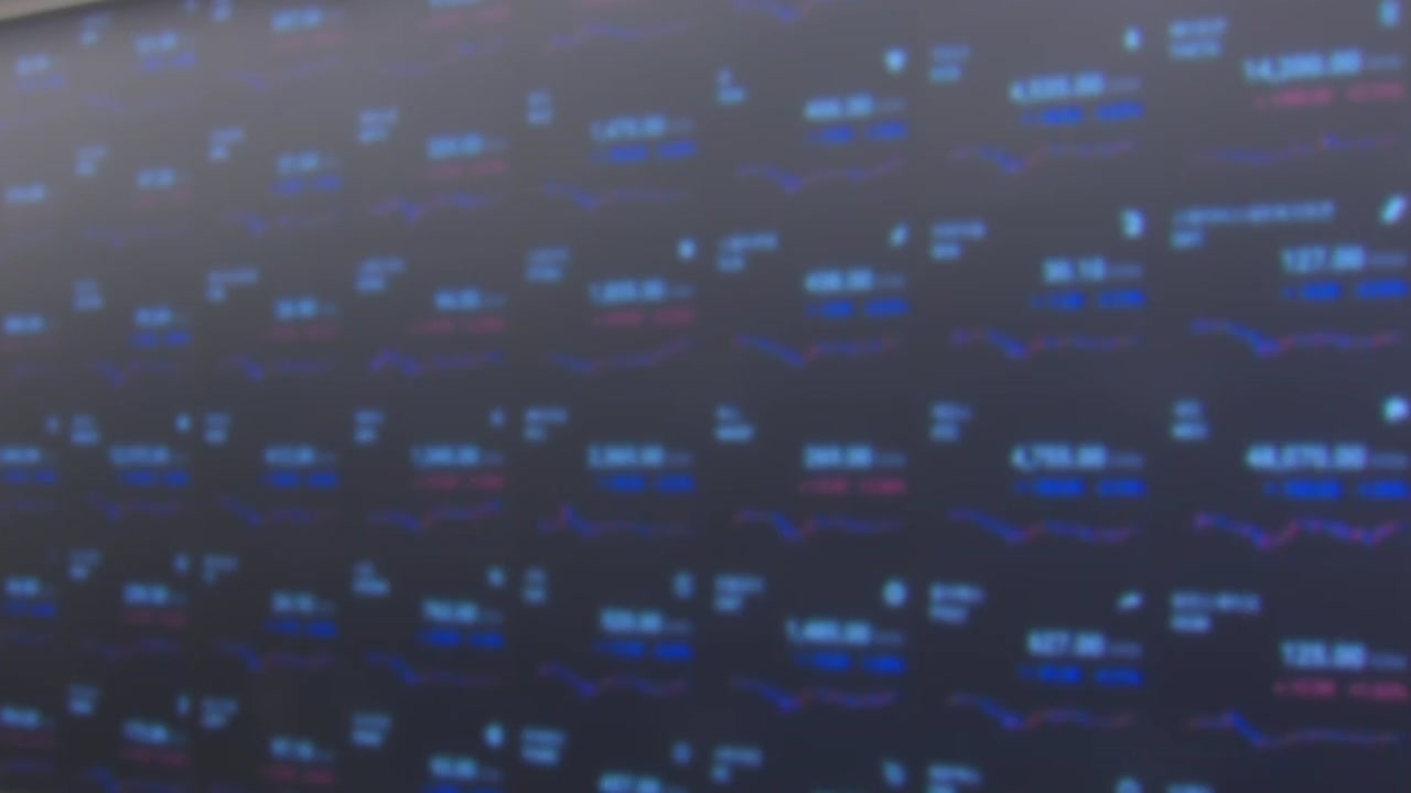 더뉴스] 과일값 고공행진·비트코인 1억 원 돌파...출렁이는 경제 | YTN