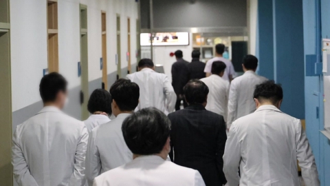 [뉴스라이더] "의사들, 현장 복귀하라"...보건의료노조, 100만 서명운동