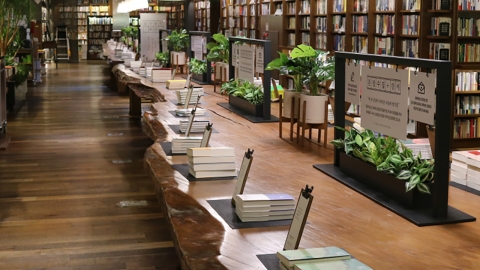 "15년 전 책값 받아달라"…100만원 남기고 사라진 손님