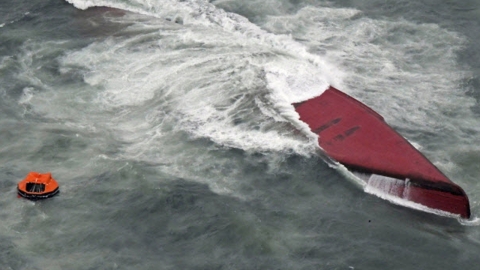 日서 전복 韓선박 한국인 2명 모두 사망...1명 여전히 실종