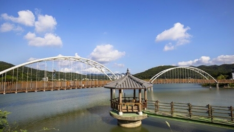 시흥 물왕호수서 승용차 난간 뚫고 추락...70대 남녀 사망