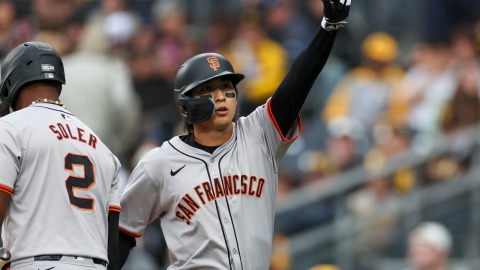 '바람의 손자' 이정후, MLB 첫 홈런포!...주먹 쥐고 환호한 이종범