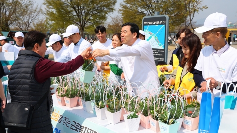 근로복지공단 식목일 맞아 '푸른씨앗' 연금제도 홍보