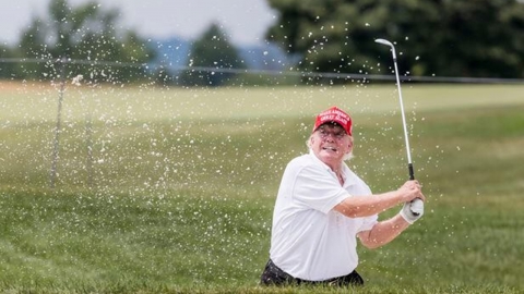 "트럼프 인지능력 특출" 진단 의사, 트럼프 골프클럽 소속 '들통'