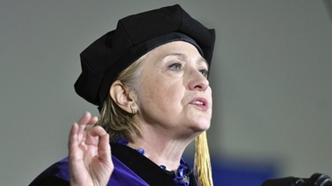 대선배 힐러리 모교 방문에 재 뿌린 여대생들...왜?