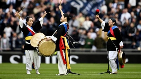 "저기 런던 맞냐..." 토트넘 홈구장에 등장한 사물놀이패