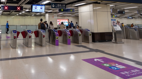 한쪽 팔 없는 승객에 '장애 증명' 요구한 역무원...中 네티즌 갑론을박