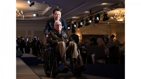 尹대통령이 휠체어 밀었던 미국인 참전용사 별세