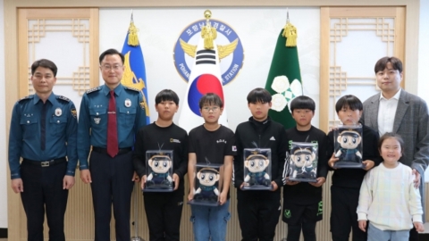 "지갑 주워서 신고했어요" 쪼르르 서서 표창장 받은 초등학생들