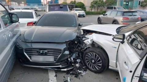 '의식 희미' 주차된 차량 7대 들이받은 남성