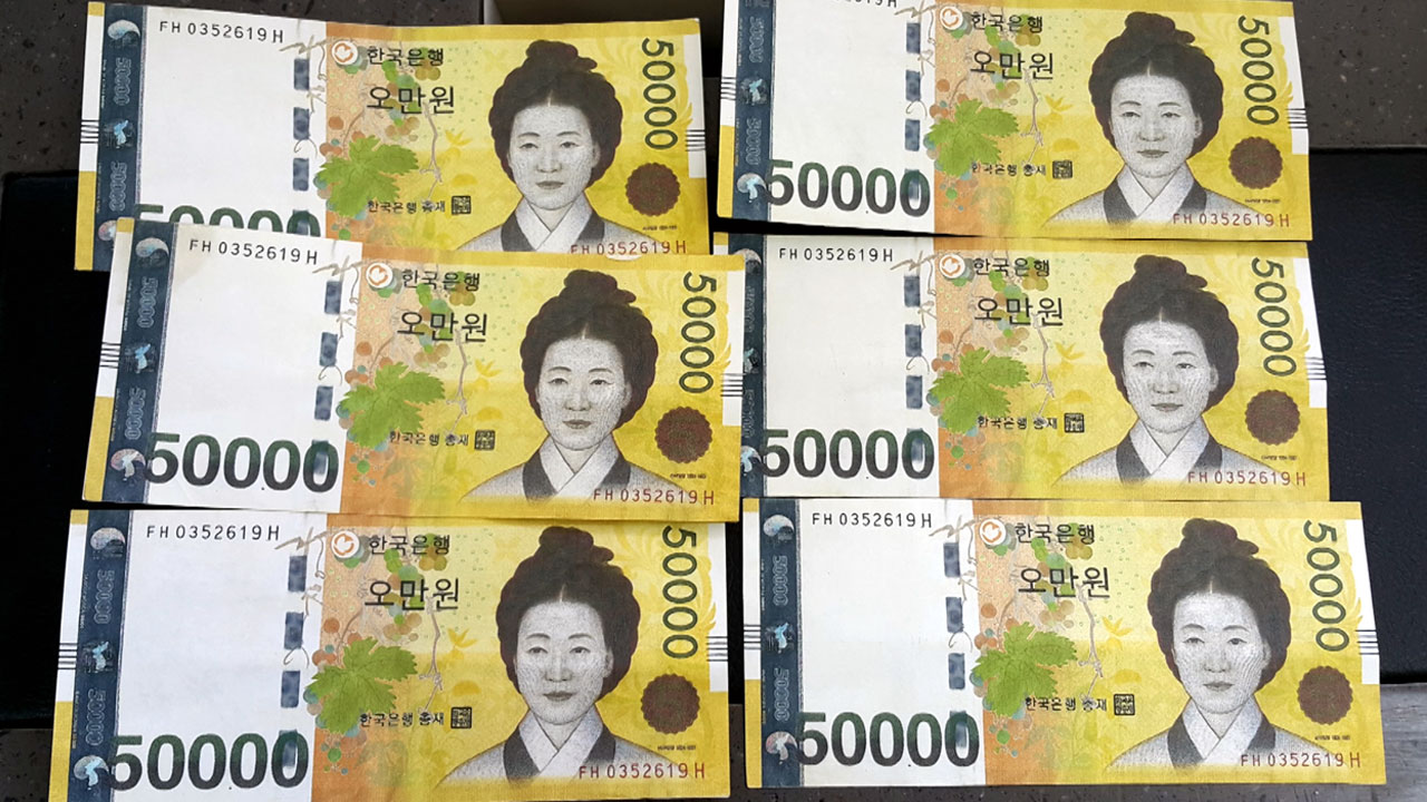 "창 밖으로 지폐가"…5만원 권 복사해 뿌린 40대 