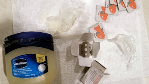 바셀린 통 안에 면도날 7개 숨겨 입국한 中 환승객