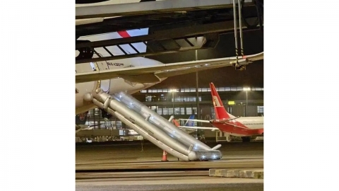 승무원끼리 싸우다…中 공항서 비상 탈출용 슬라이드 퍼져