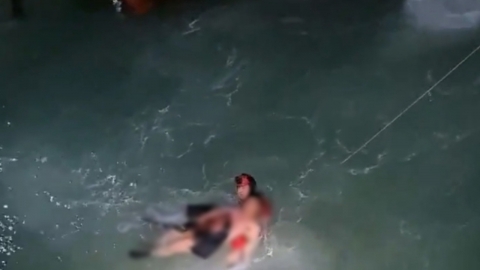 술에 취해 바다에 '풍덩' 20대 남성...해경이 구했다