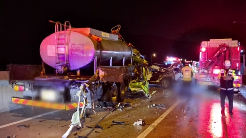 고속도로 3중 추돌·SUV­오토바이 충돌…2명 사망
