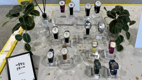 대통령실, 손목시계 등 '기념품 판매' 시작...발달장애 작가 '협업'