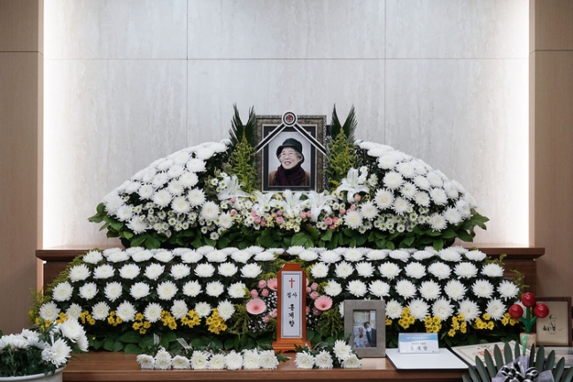 노점상·청소로 모은 12억 전재산 기부하고 떠난 홍계향 할머니