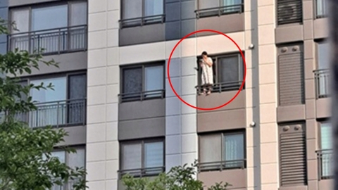"내려오세요" "싫어요"…고층 아파트 창틀 서서 흡연한 입주민