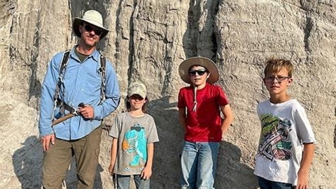 공룡 탐험 떠난 美 어린이 3명, 흙더미 속에서 실제 '티라노 뼈' 발견