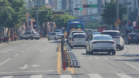 폭염에 엿가락처럼 휘어진 중앙분리대...오늘도 불볕더위 '절정'