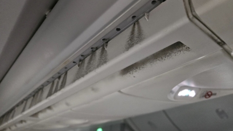 "에어컨 송풍구에 먼지 빼곡"...저가항공사 기내 위생 논란