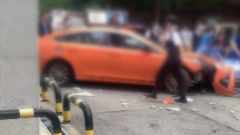 70대가 몰던 택시, 국립의료원 돌진…"급발진" 주장