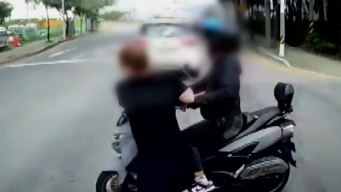 [단독] 오토바이 몰던 10대, 사람 매달고 도주…경찰관까지 폭행