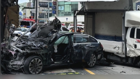 70대 운전 승용차 인도로 돌진…행인 2명 숨져