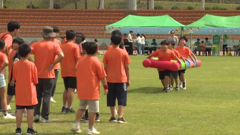 The first joint sports event of 10 small schools in Yeongdong, North Chungcheong Province, intensifying the decline in the school-age population.