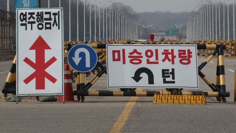 Arrested North Korean defectors in their 30s who stole the bus and tried to cross the Tongil Bridge..."It's hard to live in South Korea".