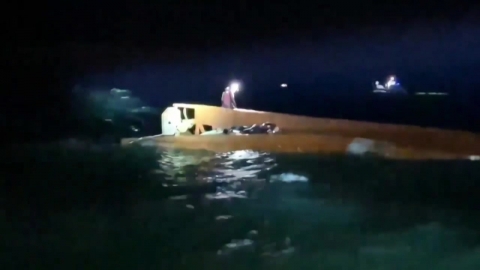 Overturning a fishing boat at Yusujimundo Island in Yeosu...Three rescued, one missing.