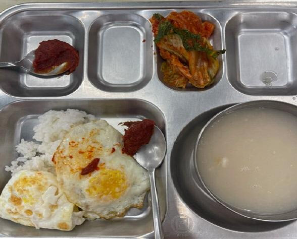 "It's not as good as a convenience store lunch box"."Loud" for a 3,000 won firefighter's meal.