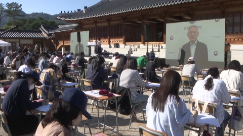 Dictating at the old palace...Until next week, "Hangul Festival."