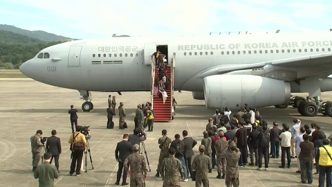 97 Koreans and their families in Lebanon returned home by military transport...More than 30 local people remain.