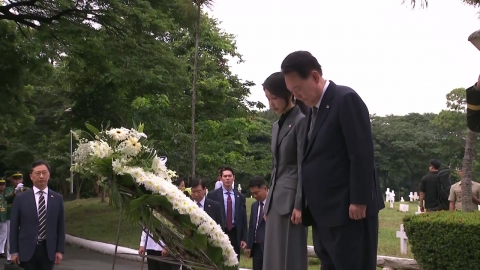 윤, 필리핀 국빈 방문 시작…한국전 참전비 헌화