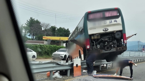 A car crash on the Taean Express Bus...9 people in serious and economic situations