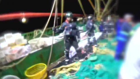 The Coast Guard captured a Chinese fishing boat that was secretly catching fish and running away.