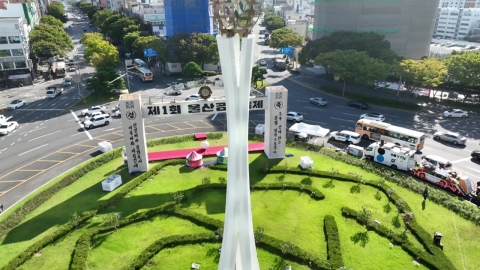 An 8m robot standing tall on the Taehwa River...Ulsan Industrial Festival Opens