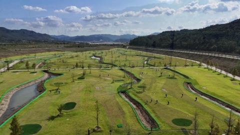 "Park Golf" is popular these days.The nation's largest 87-hole opening in Hwasun