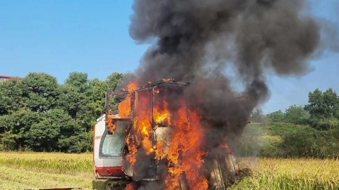 During rice harvest, agricultural machinery caught fire... "Engine overheated."